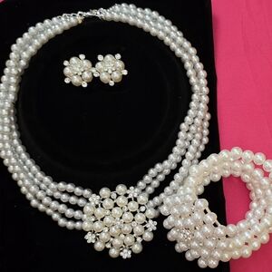 Classic Pearl Necklace Set with Floral Accents